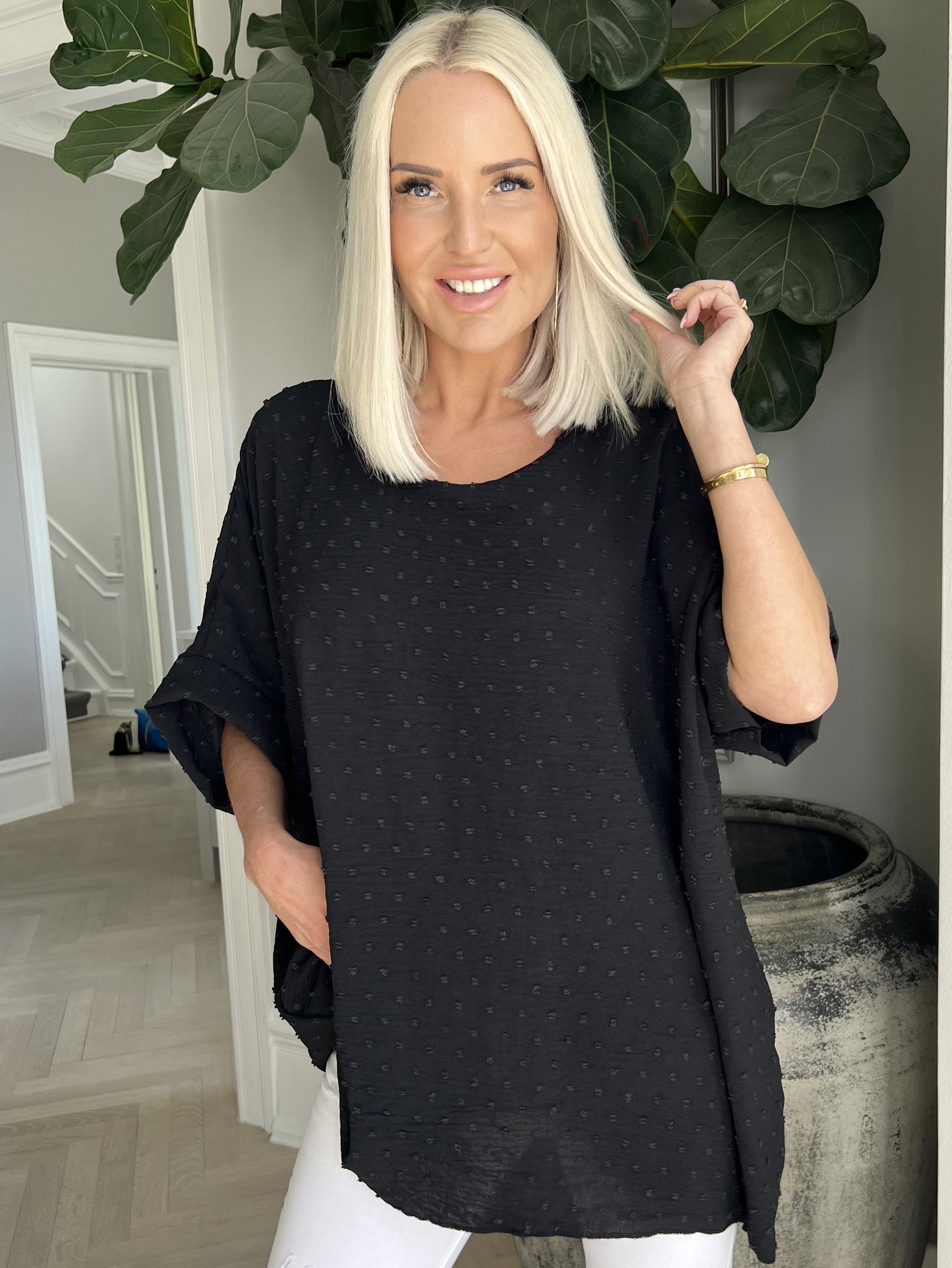 Mileah - Söt blus med prickiga detaljer